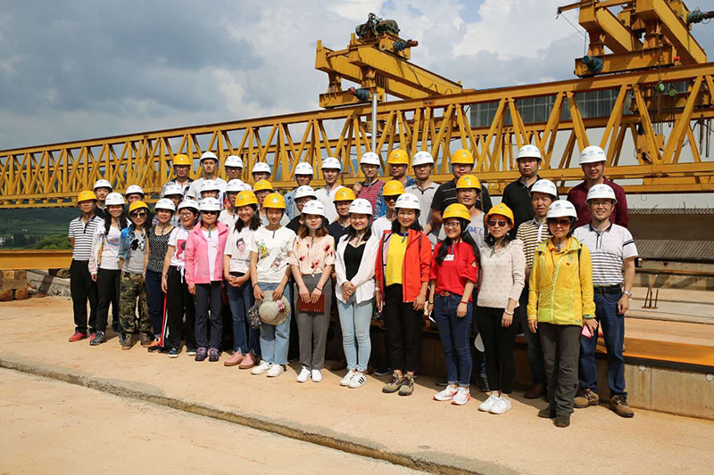 全体新员工在九龙特大桥制梁场旅行学习.jpg