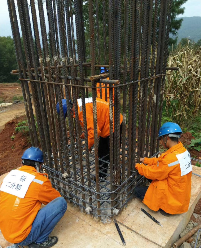 墩柱箍筋装置角逐现场.jpg