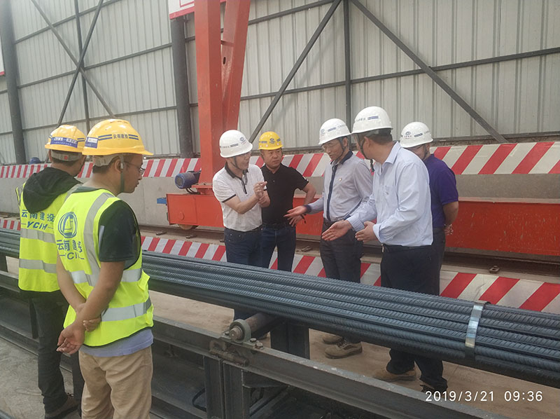 谢书记一行检查钢筋加工厂.jpg