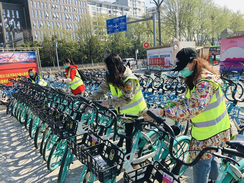 团员们对共享单车举行清洁.jpg