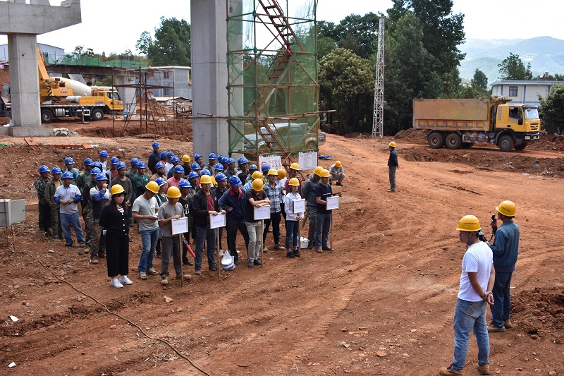 图4 开展高空坠落应抢救援演练运动.JPG