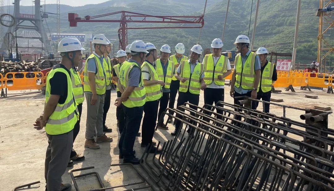 2022-04-27-吴勇带队到G214线景洪南神秘谷澜沧江大桥项目检查指导（1）.jpg