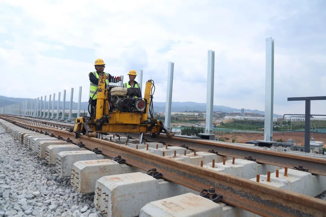 祥云财产铁路专用线正线铺轨完成!3.jpg