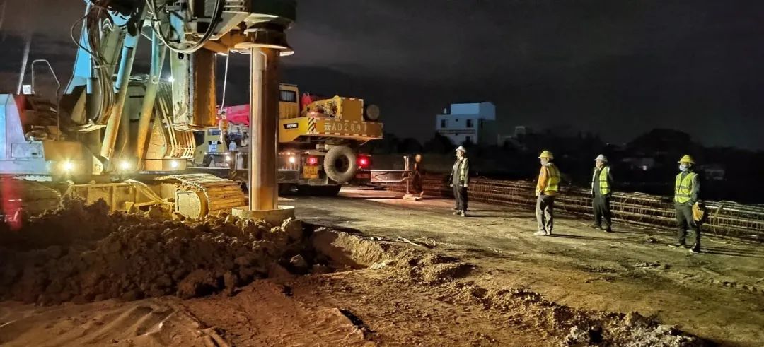 2022-10-17-滇南有轨电车M1支线涉铁段工程顺遂完成桩基施工.jpg
