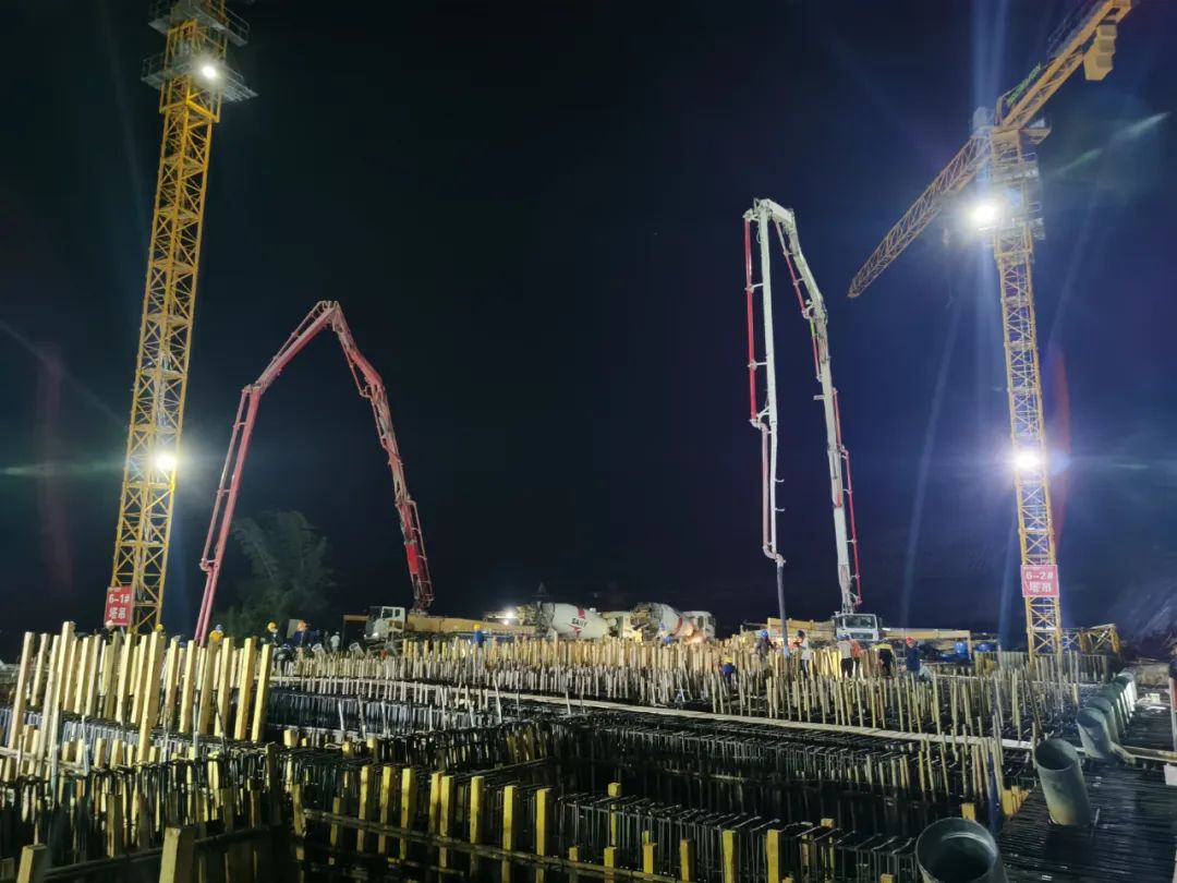 2022-11-17-景洪市神秘谷澜沧江特大桥江北6号塔边跨现浇段主梁混凝土第一次浇筑顺遂完成1.jpg