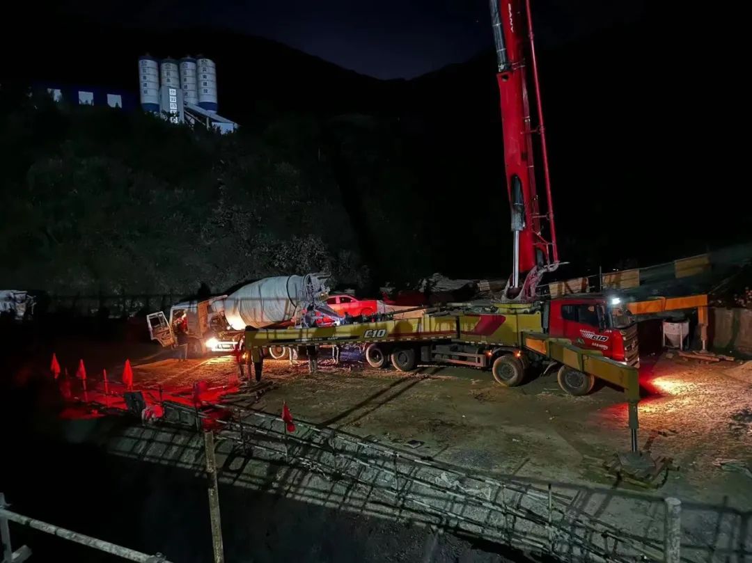 2023-1-17-景洪项目5号索塔边跨现浇段第一次铁砂混凝土浇筑完成.jpg